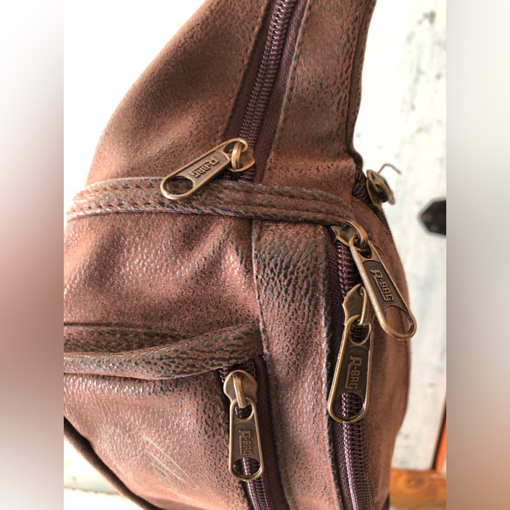 Australian leather crossbody/satchel belt bag w/“Australia” written in gold - Picture 8 of 11